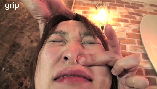 女の鼻水を強制的に出す