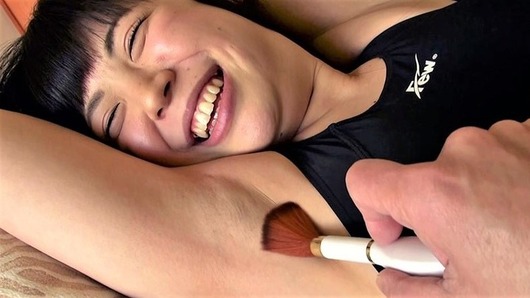 水着女子の腋をくすぐり