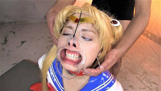 コスプレして鼻フックと開口器