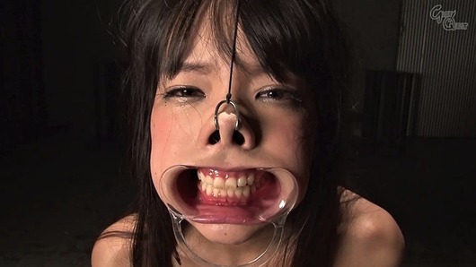 あべみかこに鼻フック
