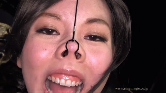 鼻責めで豚鼻になる徳永れい
