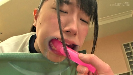 開口器を付けてイラマチオ