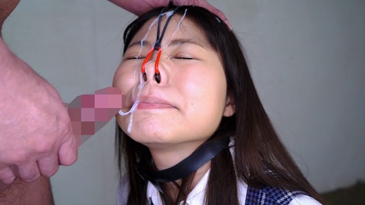 鼻フック付けた女に顔射