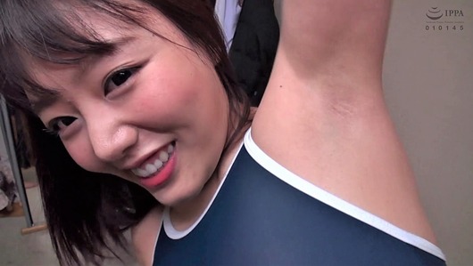 浜崎真緒の脇
