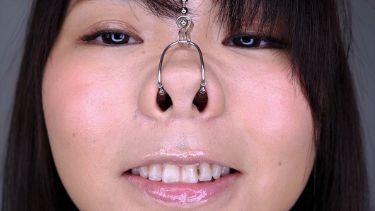 鼻フックの女のアップ
