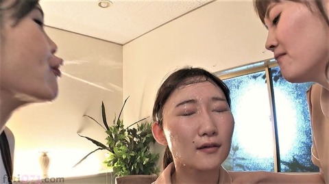 夢乃美咲に痰ツバを浴びせる小春と優保なのか