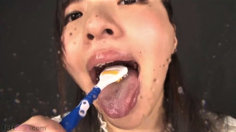 舌ブラシでベロを磨く少女