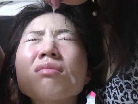 S女から顔に唾を吐かれるM女