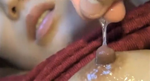 勃起乳首にからむ唾液のどアップ