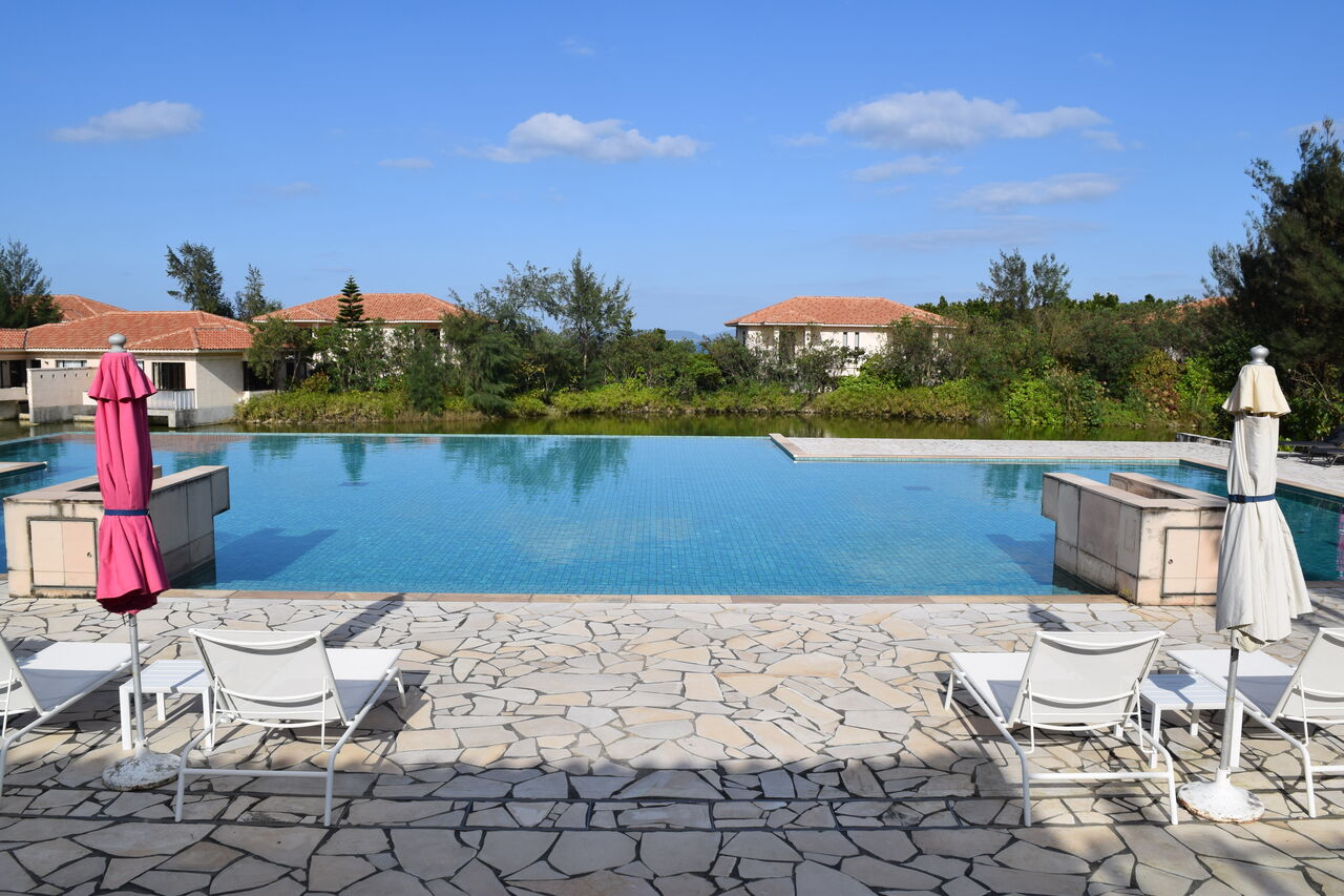 旅いちご 冬旅 沖縄 碧い海と美味しい郷土料理の旅 リゾナーレ小浜島 プール カジュマル広場 ビーチハウス編