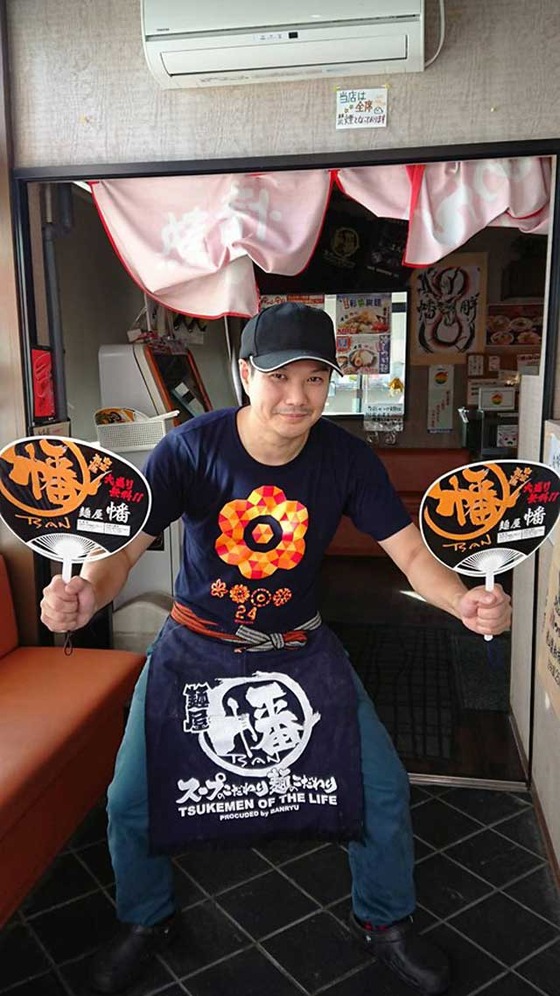 21076795_942950779178190_54