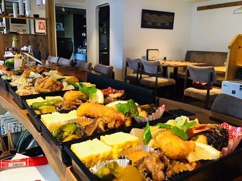 カウンターに並ぶ弁当