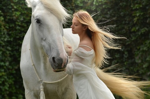 girl-3551832_640