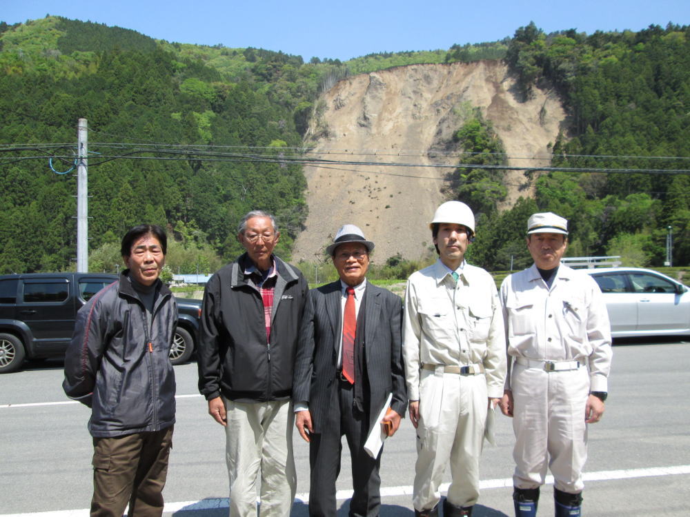 浜松市天竜区の茶畑 地滑り現場 城内実衆議院議員と現地調査 森林 森林整備 森林保全 森林環境税 森づくり 森林バンクは国民のためにならない