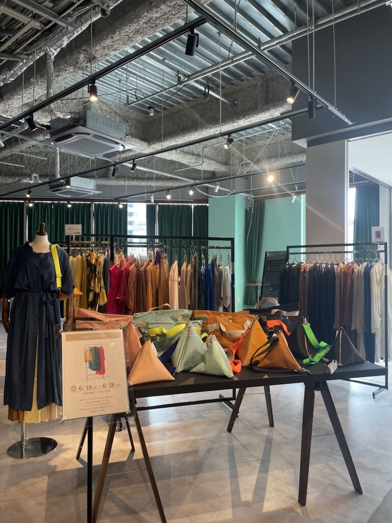 こちら六本松蔦屋です Hippinessの服と人々 こちら六本松蔦屋です Hippinessの服と人々