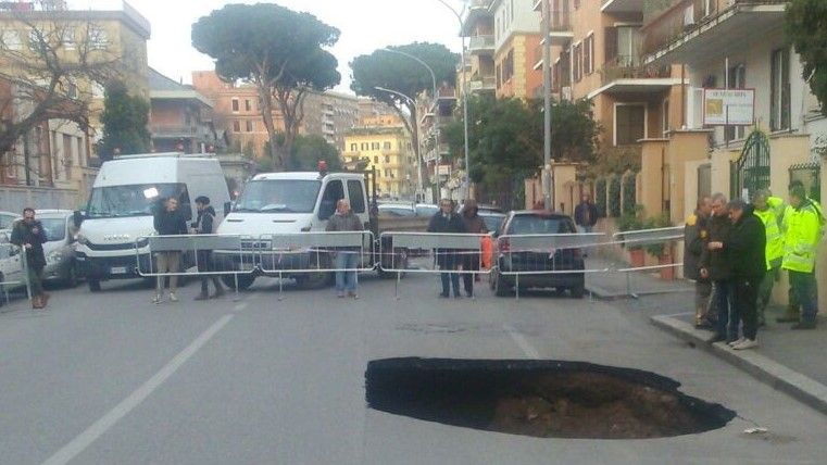 ローマ 道路の真ん中に大きな大きな穴がぽっかり ローマ通信 ローマ 道路の真ん中に大きな大きな穴がぽっかり ローマ通信