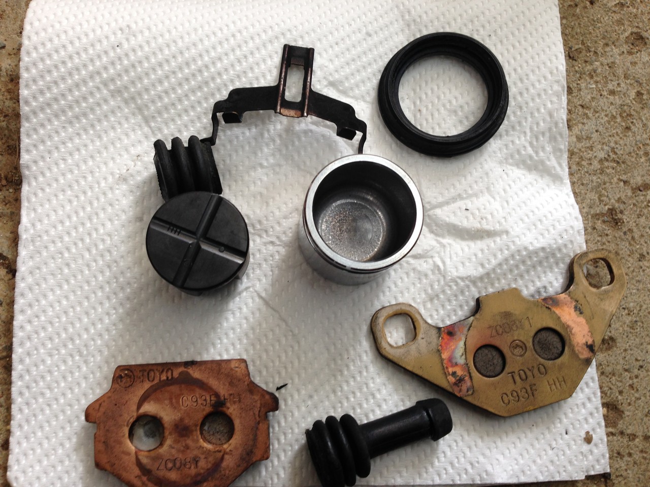 GPZ400F GPZ400FⅡ フロントブレーキキャリパー インナーキット 2025年