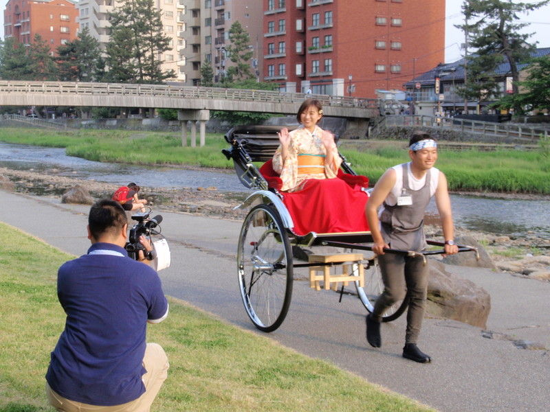 テレビ朝日の山本雪乃アナウンサーにご乗車頂きました 金沢観光人力車 浪漫屋 公式ブログ