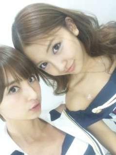 板野友美篠田麻里子_l