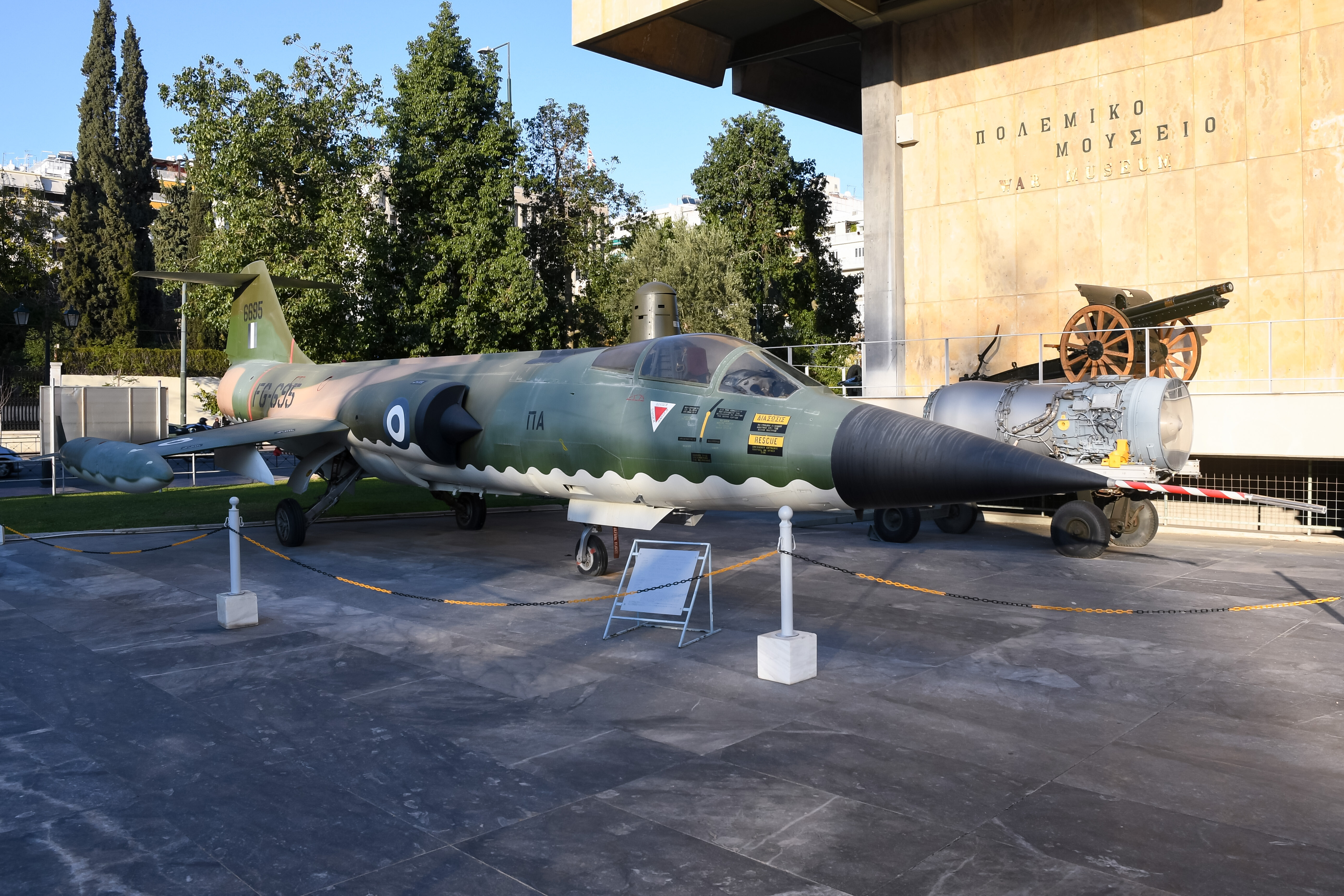 War Museum Athens（アテネ戦争博物館） : Library of Skies （外来機待機室）
