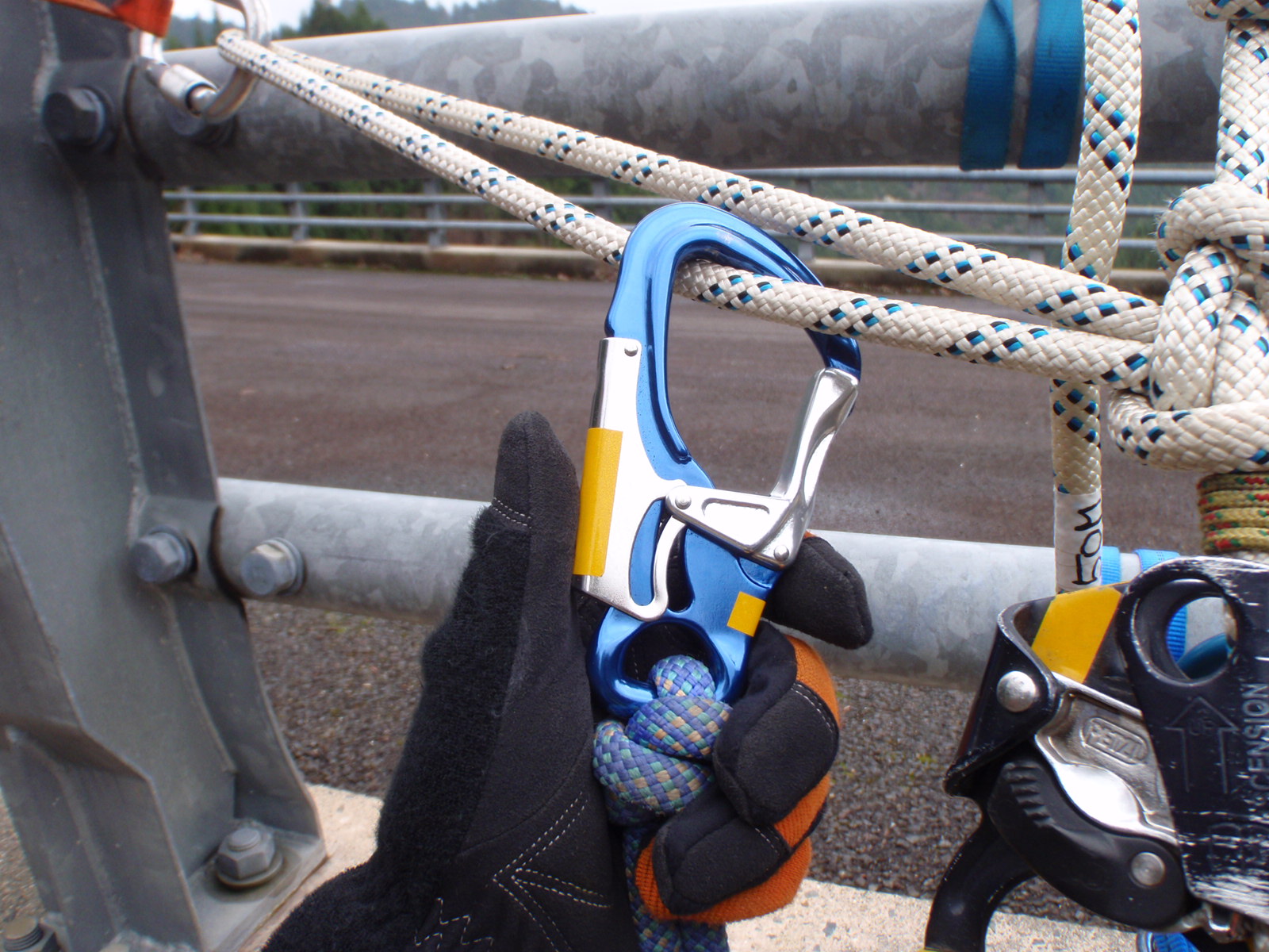 KONG TANGO コング タンゴ ランヤードの先に付けるカラビナとして