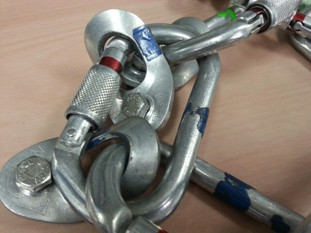 蒸気による熱影響を受けたカラビナを破棄する アルミニウム合金は熱に弱い 特殊高所技術の広場 ロープ高所作業 ロープアクセス 蒸気による熱影響を受けたカラビナを破棄する アルミニウム合金は熱に弱い 特殊高所技術の広場 ロープ高所作業 ロープアクセス