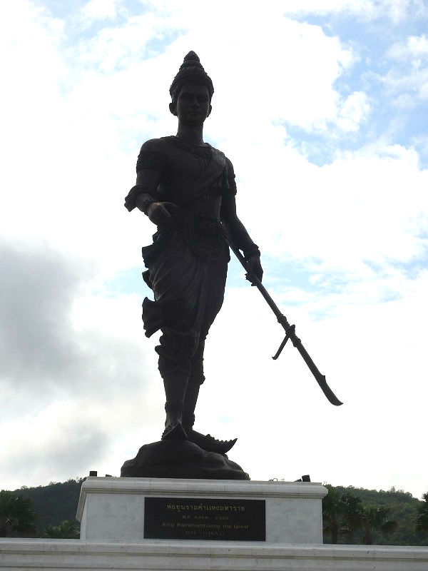 ホアヒン旅行⑨】巨大な七大王像が並ぶ、ラーチャパック公園。 : まい