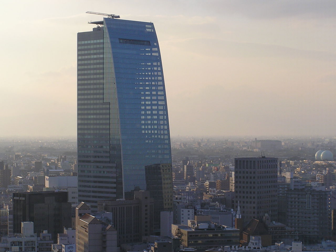 世界の記述 名古屋国際センターから見たルーセントタワー 世界の記述 名古屋国際センターから見たルーセントタワー