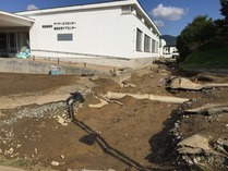 デイ前 えぐられて下水管露出