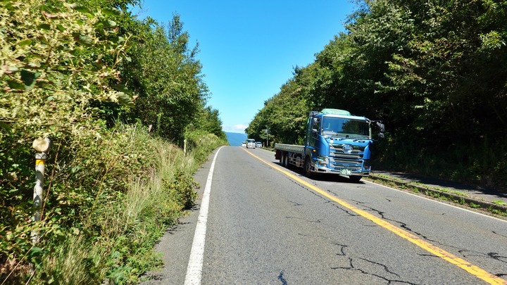 道路とトラック