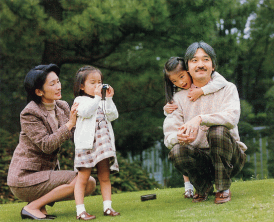 チェックのワンピースを着た秋篠宮姉妹 皇室の写真 チェックのワンピースを着た秋篠宮姉妹 皇室の写真