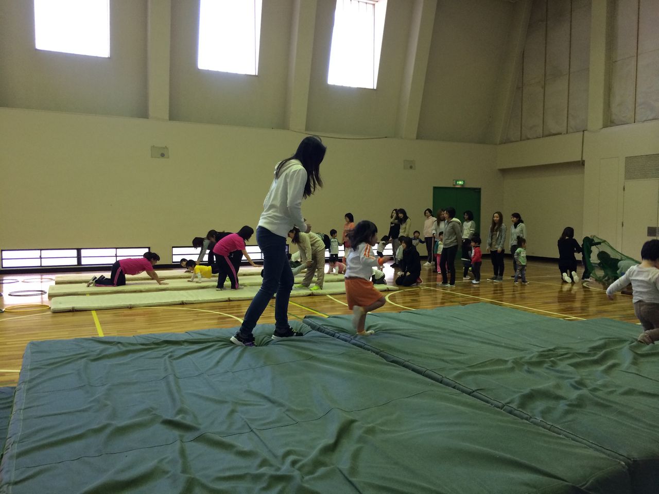 冬の親子体操 セーフティマット遊び 体操と音楽すてきだネ