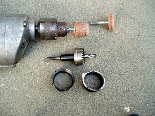 取れたパイプとホルソーと軸付き砥石