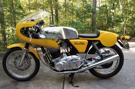 Norton-Commando-Production-Racer-Tribute-Left-Side