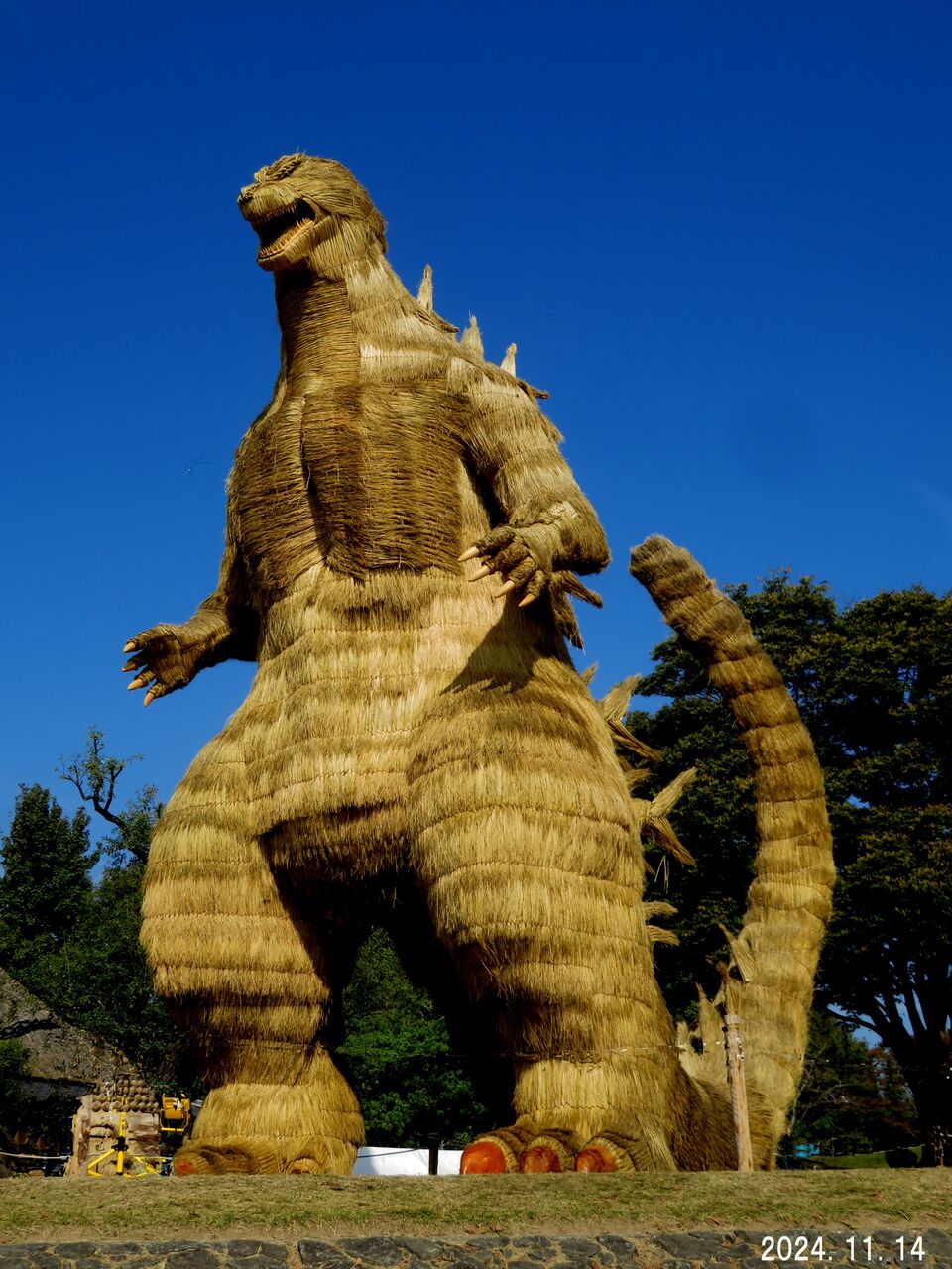 ≪新・旬の風 1159≫ 藁シンゴジラ 現る！ : 山川草木・動物