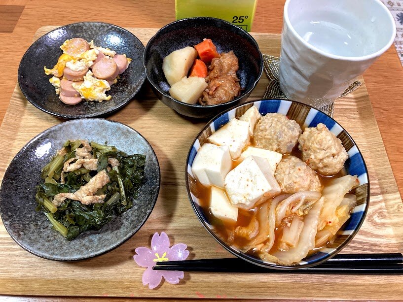 業スー鶏つくねのキムチ鍋 ジャガイモ煮 魚肉ソーセージ他 お酒大好き ズボラおばさんのリアルな家呑みとネコ 業スー鶏つくねのキムチ鍋 ジャガイモ煮 魚肉ソーセージ他 お酒大好き ズボラおばさんのリアルな家呑みとネコ