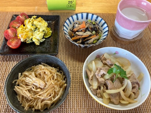 エノキとしらたきのバタポン炒め、豚肉と玉ねぎ炒め、ヒジキ煮、ポテかぼちゃサラダ