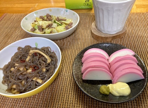 キャベツとひき肉炒め、糸コンきんぴら、かまぼこ