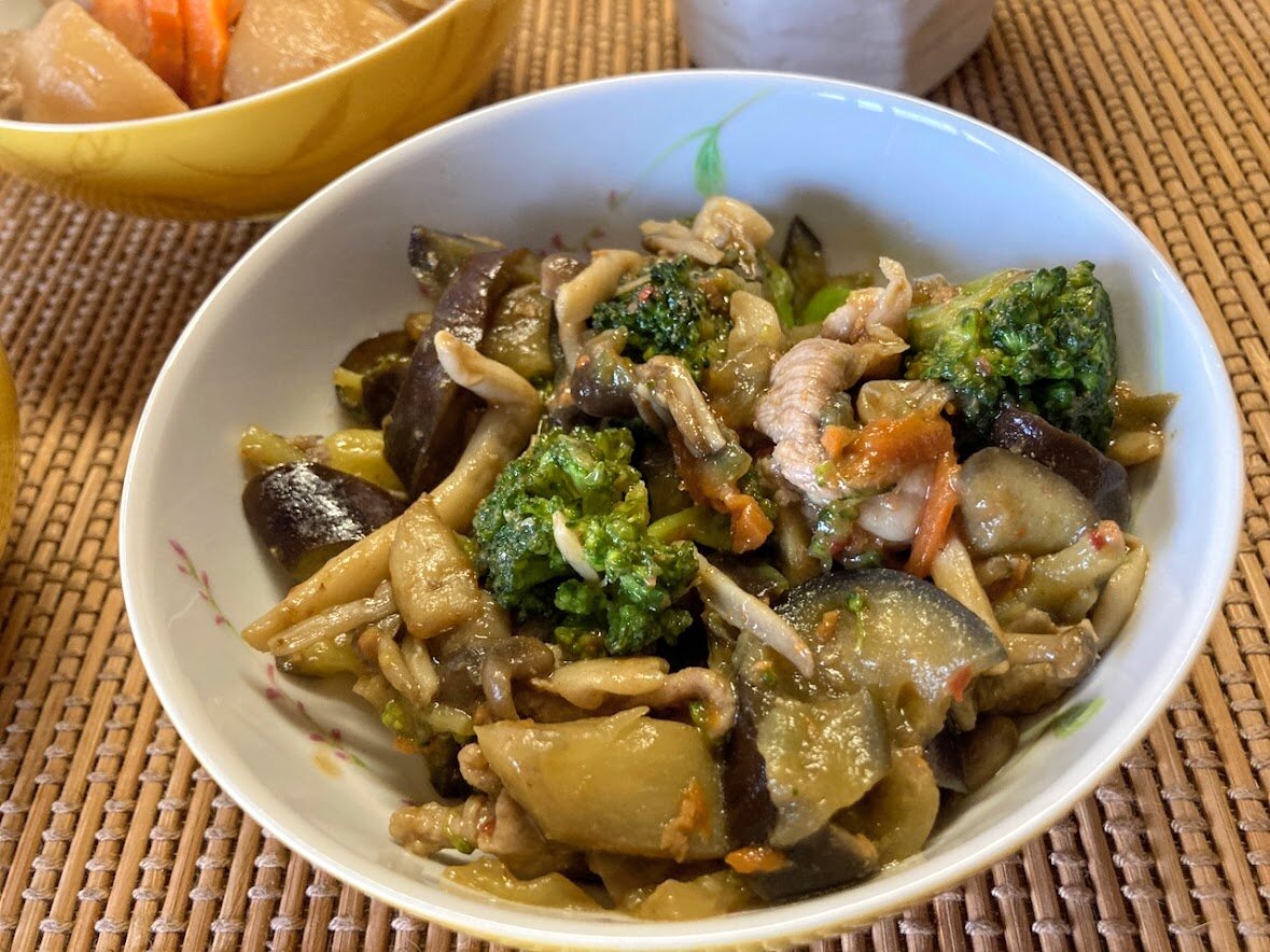 ゆで卵入り肉じゃが ナスの味噌炒め トマトのポン酢漬け他 お酒大好き ズボラおばさんのリアルな家呑みとネコ