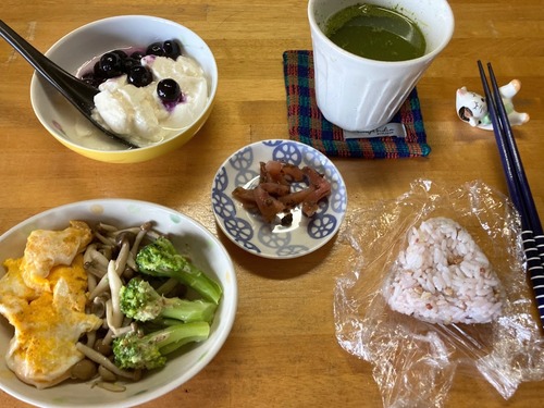 今日の朝昼ごはんと晩酌、ピーマン肉炒め、椎茸煮、ちくわマヨ焼き他