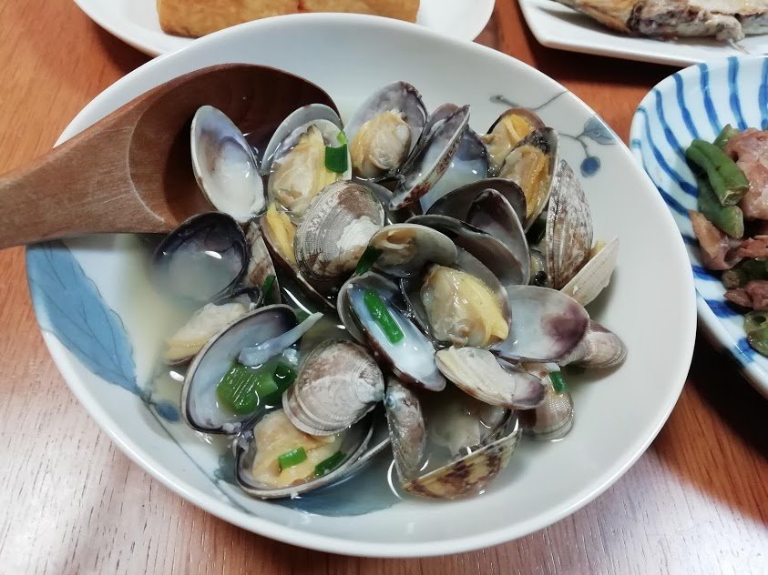 アサリの酒蒸し キスの塩焼き 絹揚げ焼き インゲンと豚肉のオイスター炒め他 お酒大好き ズボラおばさんのリアルな家呑みとネコ