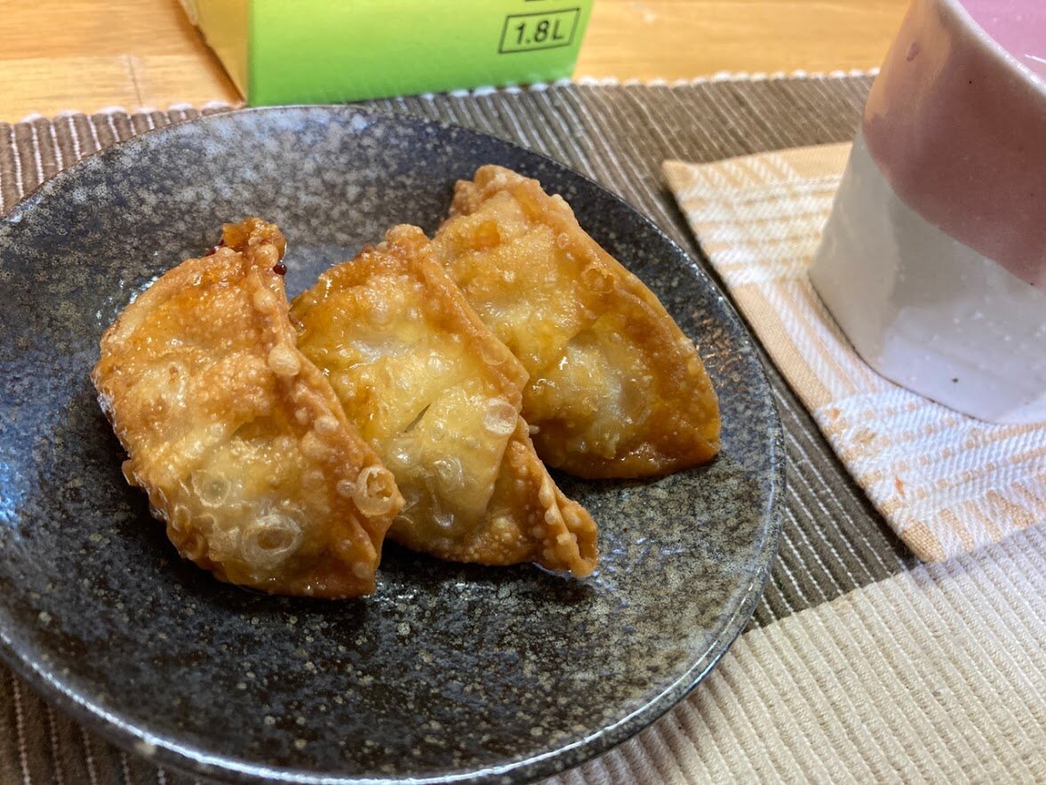 お酒大好き、ズボラおばさんのリアルな家呑みとネコ ディスカウントスーパーのお惣菜を並べただけ