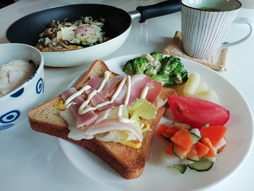 今日の朝昼晩、もち麦チャーハン、納豆オムレツ、おやつに低糖質プリン