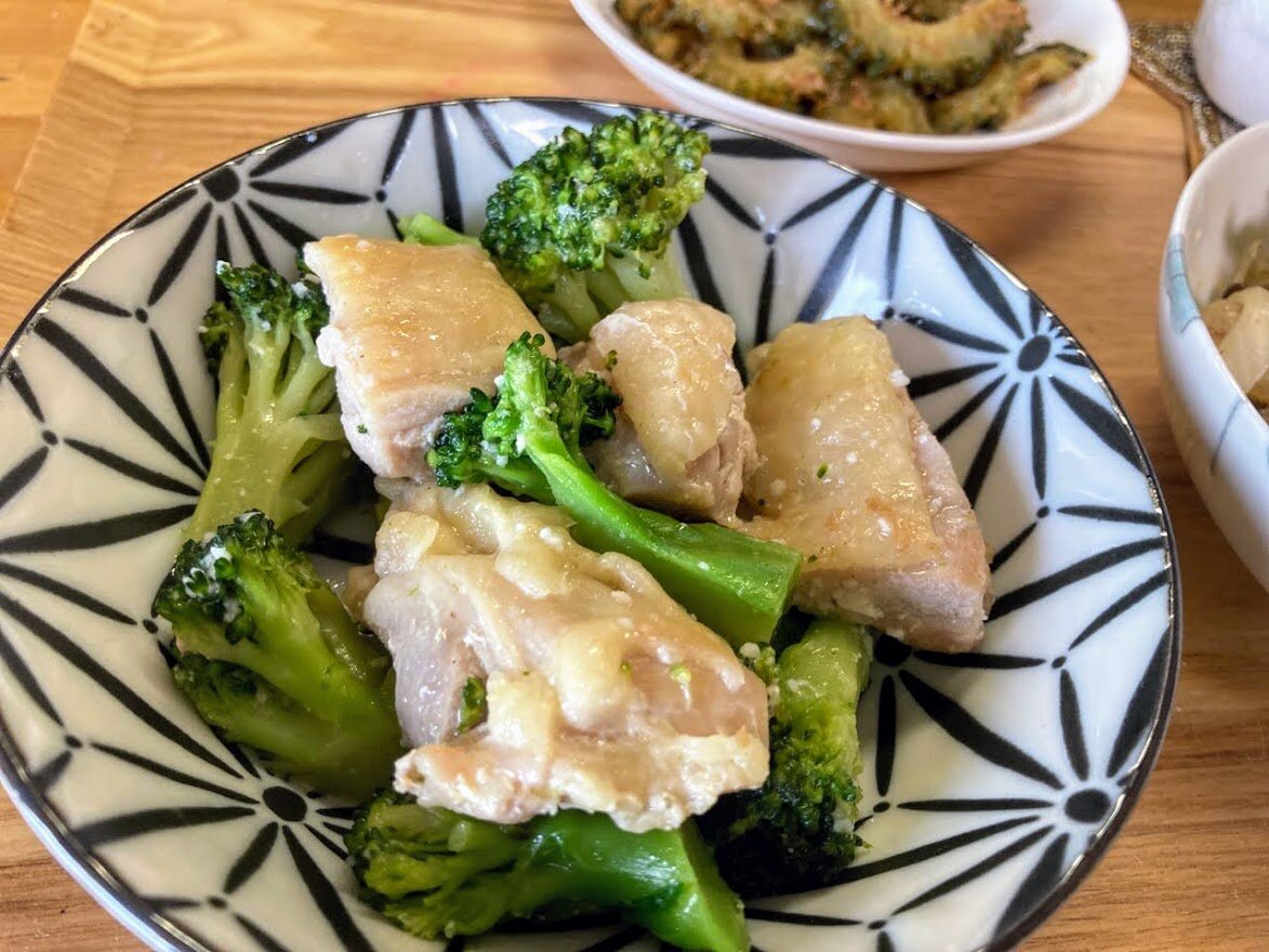鶏もも肉とブロッコリーの塩麹焼き 具沢山はるさめ塩麹炒め ゴーヤのオカカ炒め お酒大好き ズボラおばさんのリアルな家呑みとネコ