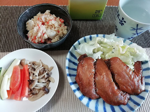 名古屋土産「うみぁーっ手羽」、卯の花入り煮、浅漬けサラダ