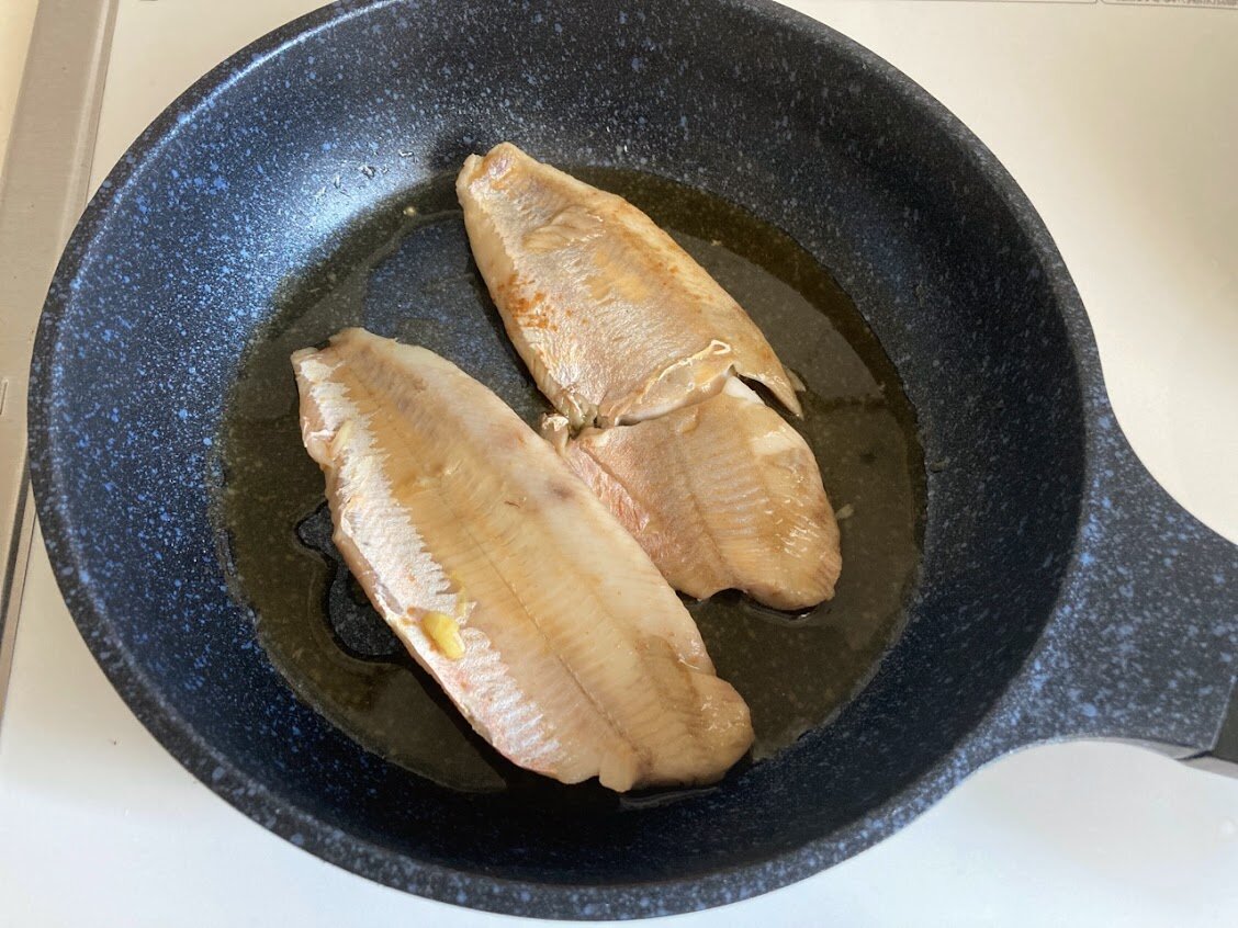 ホッケの煮付け サーモンマヨフライ ゴーヤキンピラ ナスのトロトロ煮 目玉焼きなど お酒大好き ズボラおばさんのリアルな家呑みとネコ
