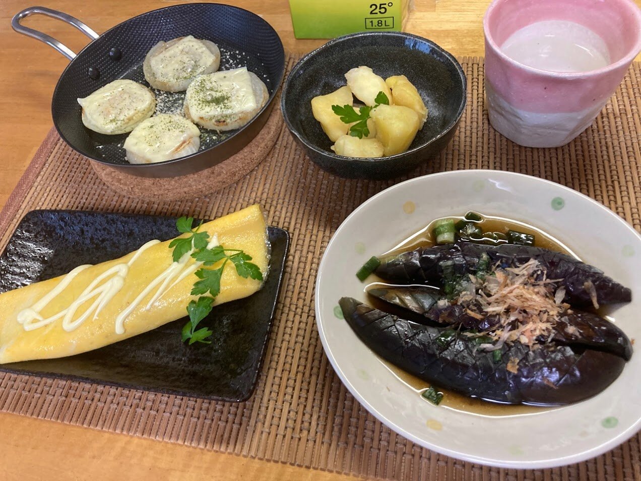ナスの焼きびたし 納豆オムレツ 新玉ねぎのチーズ焼き 粉ふき芋 お酒大好き ズボラおばさんのリアルな家呑みとネコ