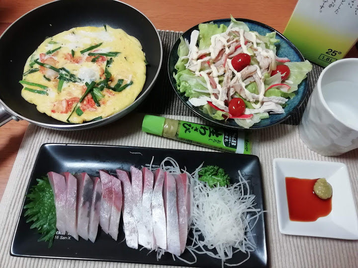 ふくらぎ刺身 ニラ玉キムチ 茹で鶏とレタスのサラダ お酒大好き ズボラおばさんのリアルな家呑みとネコ