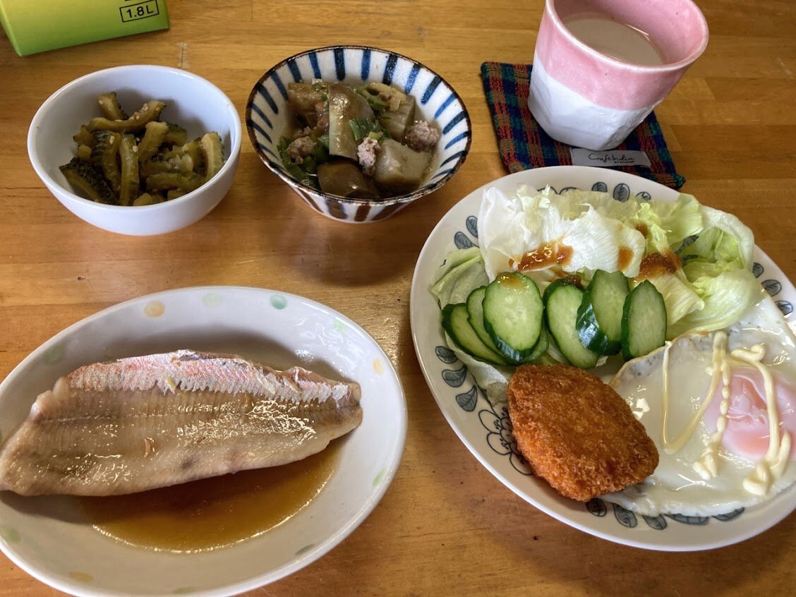 ホッケの煮付け サーモンマヨフライ ゴーヤキンピラ ナスのトロトロ煮 目玉焼きなど お酒大好き ズボラおばさんのリアルな家呑みとネコ ホッケの煮付け サーモンマヨフライ ゴーヤキンピラ ナスのトロトロ煮 目玉焼きなど お酒大好き ズボラおばさんのリアルな家呑みとネコ