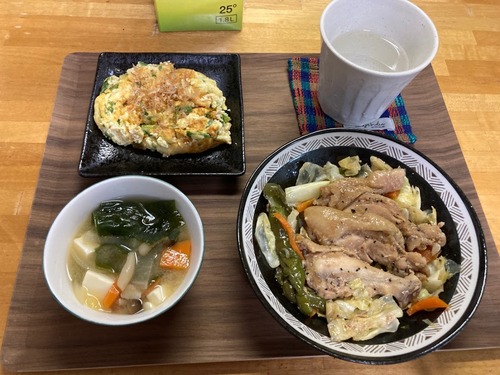 鶏肩甲骨の山賊焼き、ふわとろ豆腐オムレツ、つまみ味噌汁